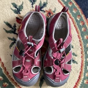 Keen Whisper Red closed toe sandal